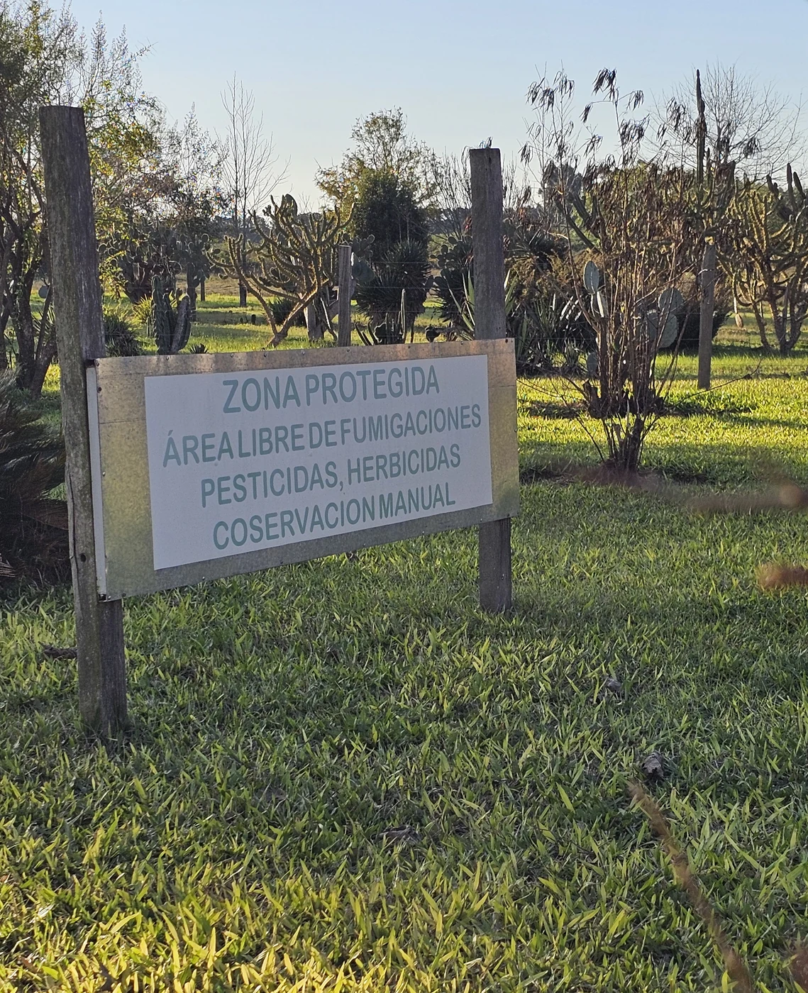 Cartel de zona protegida, libre de fumigaciones, en el campo